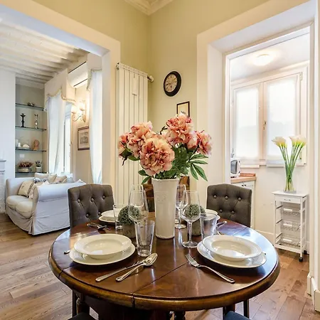 In With Private Terrace Апартаменты Лукка